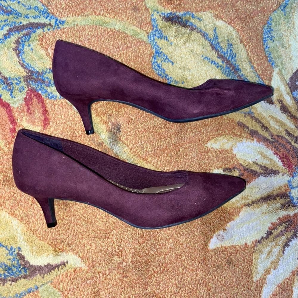 DexFlex suede heels in burgundy. NWOT. never worn dress shoe. What a deal!